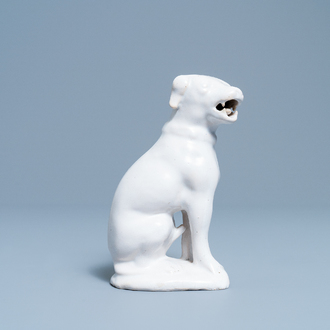 Un modèle d'un chien en faïence blanche de Delft, 18ème