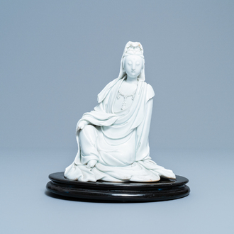 Une figure de Guanyin en porcelaine blanc de Chine, marque en creux, 19/20ème