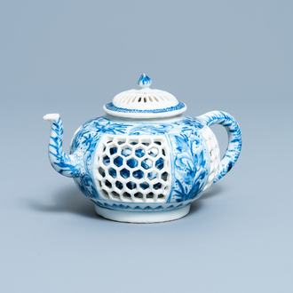 Een Chinese blauw-witte opengewerkte dubbelwandige theepot met deksel, Transitie periode