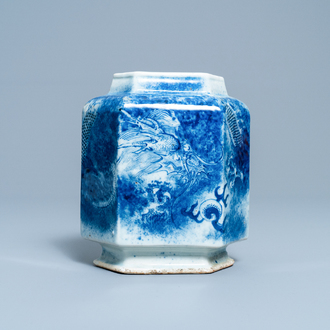 Un vase de forme hexagonale en porcelaine de Chine en bleu et blanc à décor d'un dragon, 19ème