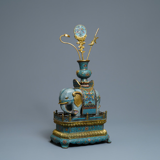 Un grand modèle d'un éléphant en bronze doré et émaux cloisonnés, marque de Qianlong, 19/20ème