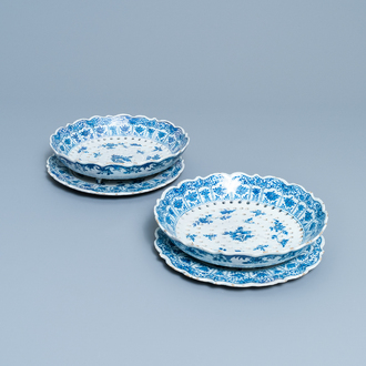 Une paire d'égouttoirs sur supports en faïence de Delft en bleu et blanc, 18ème
