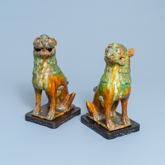 Une paire de modèles de lions gardiens en porcelaine de Chine à émail sancai, Ming