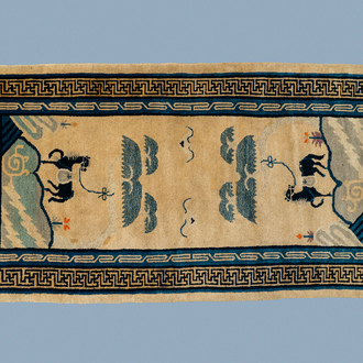 A rectangular Chinese hand-knotted wool carpet, 19/20th C.