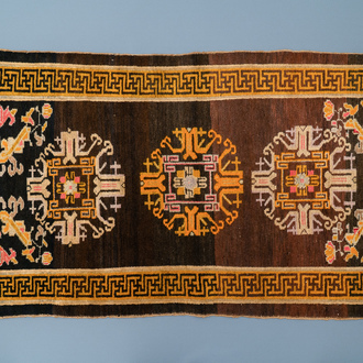 A rectangular Chinese hand-knotted wool carpet, 19/20th C.