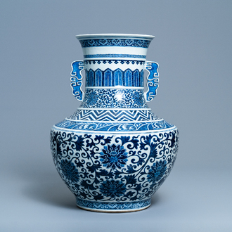 Un vase de forme hu en porcelaine de Chine en bleu et blanc, 19ème