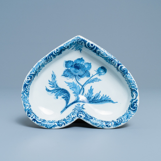 Une coupe en forme de coeur en faïence de Delft en bleu et blanc à décor d'un oeillet, 18ème