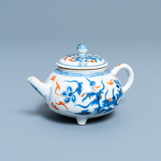 Een zeldzame blauw-witte, ijzerrode en vergulde driepotige theepot met deksel, Kangxi