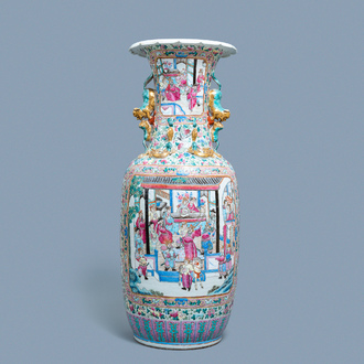 Een grote Chinese famille rose vaas met een hof- en een strijdscène, 19e eeuw