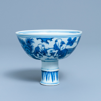 Een Chinese blauw-witte stem cup met spelende jongens, Wanli