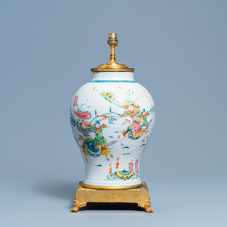 Un vase en porcelaine de Chine famille rose à décor de guerriers monté en lampe en bronze doré, 19/20ème