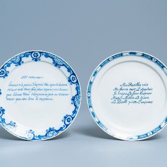 Deux assiettes parlantes en faïence de Delft en bleu et blanc pour le marché français, 18ème