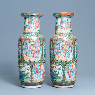 Une paire de vases de forme rouleau en porcelaine de Chine famille rose de Canton, 19ème