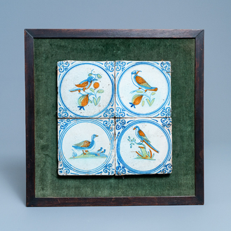 Quatre carreaux en faïence de Delft polychrome à décor de fleurs dans un médaillon, Haarlem, 17ème