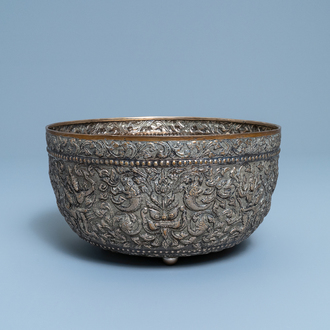 Un bol en argent doré et repoussé, Thaïlande, 19/20ème