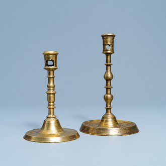 Twee bronzen knoopkandelaars, Vlaanderen of Nederland, 16e eeuw