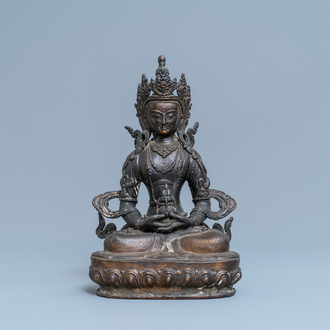 Une figure de Bouddha en bronze doré, Sino-Tibet, 19ème