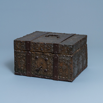 Een houten kist met koperen en ijzeren beslag, Duitsland, 17/18e eeuw