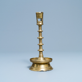 Un bougeoir en bronze, Flandres ou Pays-Bas, 15ème