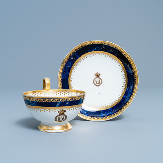 Une tasse et soucoupe en porcelaine de Sèvres armoriée pour von Linsingen, France, 1ère moitié du 19ème