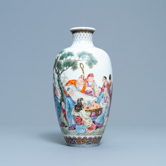 Un vase en porcelaine de Chine famille rose à décor de lettrés et leurs servants, marque de Qianlong, République