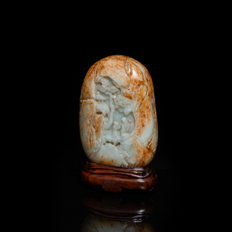 Une boule de forme ovale sculptée en jade céladon et rouille, Qing