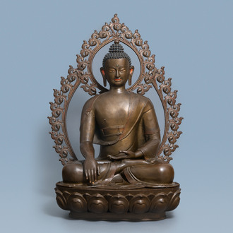 Une très grande figure de Bouddha en bronze, Népal, 18ème