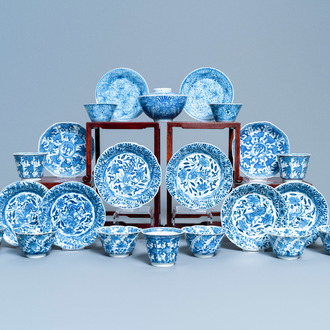 Een gevarieerde collectie Chinese blauw-witte koppen en schotels, Kangxi