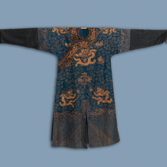 A Chinese gold-thread embroidered summer robe, 19th C.