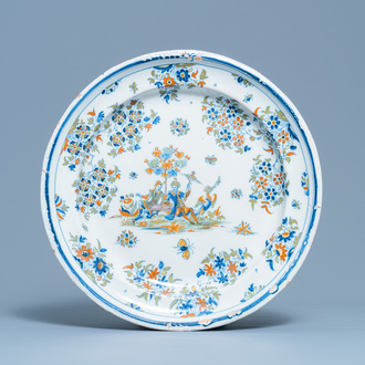 Un grand plat en faïence polychrome d'Alcora à décor de deux turcs, Espagne, 18ème