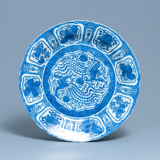 Un très grand plat en porcelaine de Chine en bleu et blanc de type kraak à décor de phénix, Wanli