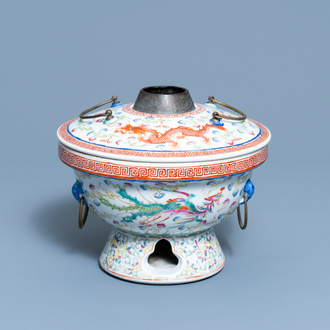 Un pot couvert en porcelaine de Chine famille rose pour le marché Straits ou Peranakan, 19/20ème