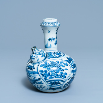 Un kendi en porcelaine de Chine en bleu et blanc à décor de chevaux volants, Kangxi