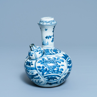 Een Chinese blauw-witte kendi met vliegende paarden, Wanli