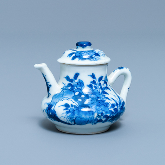 Een Chinese blauw-witte miniatuur theepot met deksel, Chenghua merk, Kangxi