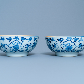 Een paar Chinese blauw-witte kommen met vissers, Qianlong