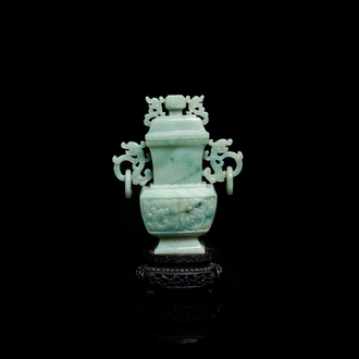 Un vase couvert en jade sculpté, Chine, Qing