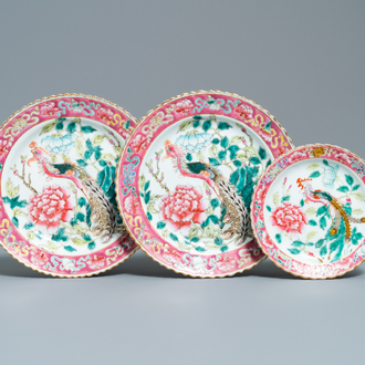 Trois assiettes en porcelaine de Chine famille rose pour le marché Straits ou Peranakan, 19ème
