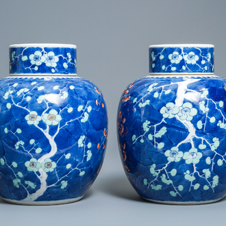 Une paire de pots couverts en porcelaine de Chine polychrome, 19ème