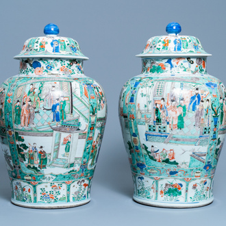 Une paire de grands vases couverts en porcelaine de Chine famille verte, Kangxi