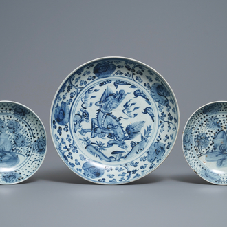 Drie Chinese blauw-witte schotels met een kylin en met rotspartijen, Hongzhi