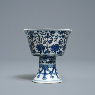 Een Chinese blauw-witte stem cup met Lança inscripties, Qianlong merk en periode