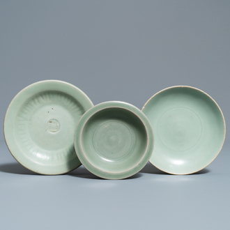 Trois coupes en porcelaine de Chine céladon de Longquan, Song et Ming