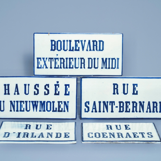Cinq plaques de rue en porcelaine de Bruxelles en bleu et blanc, 19ème