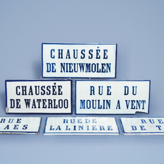 Six plaques de rue en porcelaine de Bruxelles en bleu et blanc, 19ème