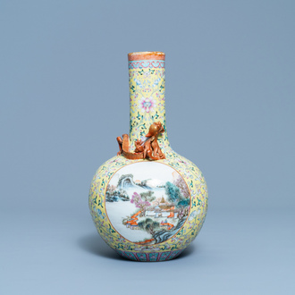 Un vase de forme bouteille en porcelaine de Chine famille rose, marque de Qianlong, République