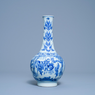 Un vase de forme bouteille en porcelaine de Chine en bleu et blanc, époque Transition