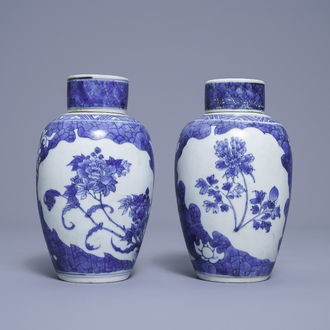 Une paire de vases couverts en porcelaine de Chine en bleu et blanc à décor floral, épave du Hatcher cargo, époque Transition