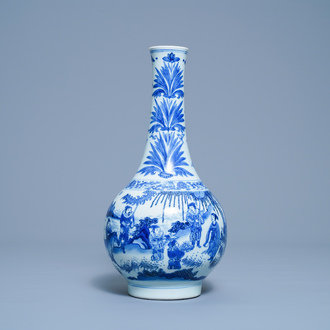 Un vase de forme bouteille en porcelaine de Chine en bleu et blanc, époque Transition