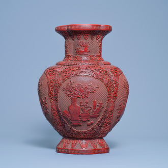 Un vase en laque rouge, marque de Qianlong, Chine, 19/20ème